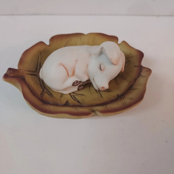 Jaffe Rose - Akita - Porcelain Sleeping Pig on Leaf Figurine - Picture 1 of 10